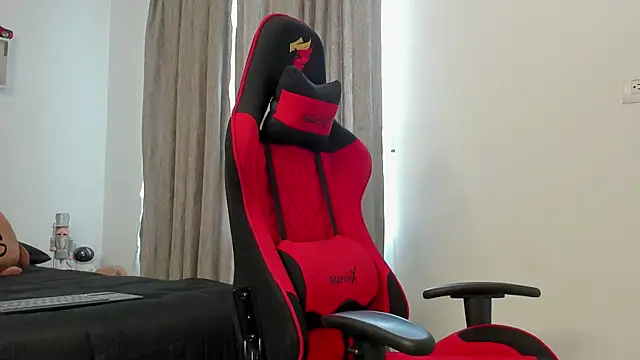 Ezzio Scolaro online show from October 2025 01:41:02 PM