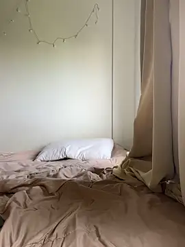 Snapshot of Maria-White chatting on October 2025 04:18:01 PM Maria-White online show from October 2025 04:18:01 PM