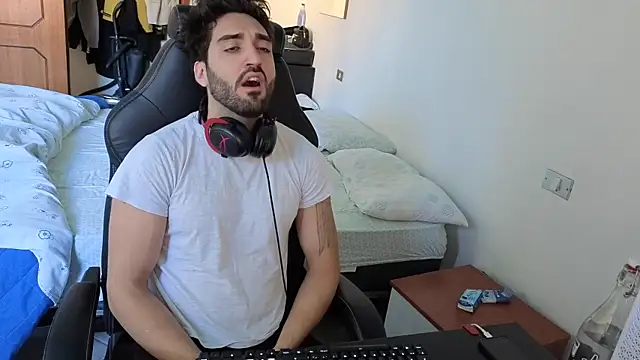 Al3xox02 online show from April 2026 12:13:01 PM