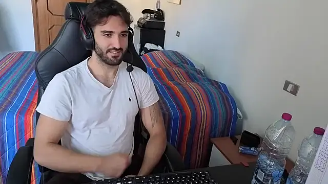 Al3xox02 online show from April 2026 11:35:01 AM