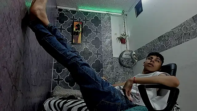 Snapshot of sexyboys_cutex18 chatting on February 2026 09:57:01 PM sexyboys cutex18 online show from February 2026 09:57:01 PM