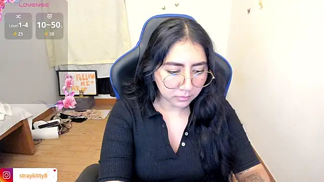 Snapshot of LoveLyy- chatting on June 2026 11:18:01 PM LoveLyy- online show from June 2026 11:18:01 PM