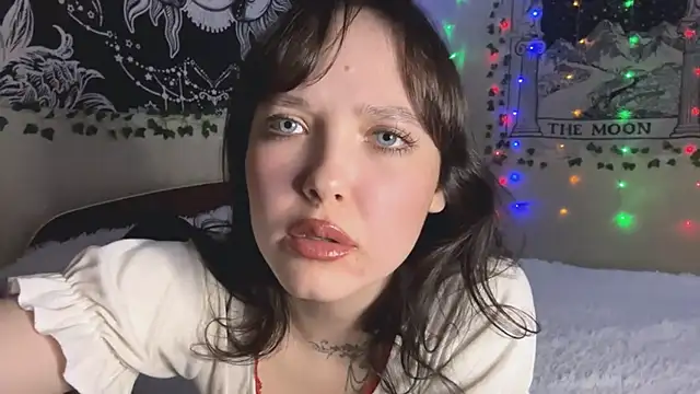 Snapshot of FriskyFoxx chatting on October 2025 06:27:02 PM FriskyFoxx online show from October 2025 06:27:02 PM