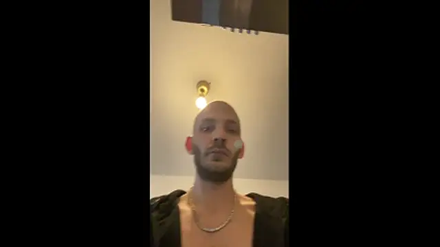 Snapshot of MolleDolle chatting on April 2026 05:07:01 PM MolleDolle online show from April 2026 05:07:01 PM