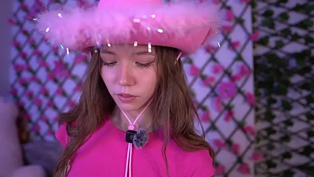 Petite Polly online show from November 2025 06:08:01 PM