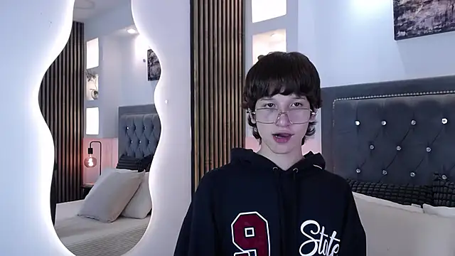 Emo Boy  online show from April 2026 08:35:02 PM