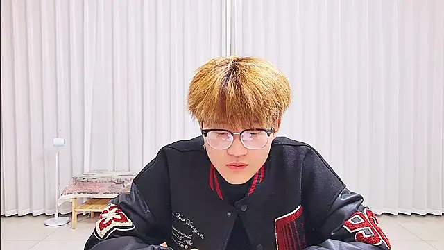 KK-cuteboy online show from April 2026 03:31:01 PM