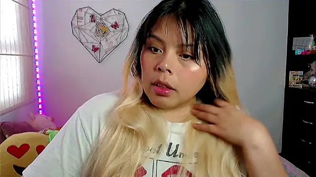 EllieMoonX online show from April 2026 10:32:01 PM