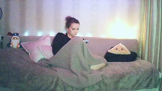 MoodieMira online show from February 2026 06:28:02 PM