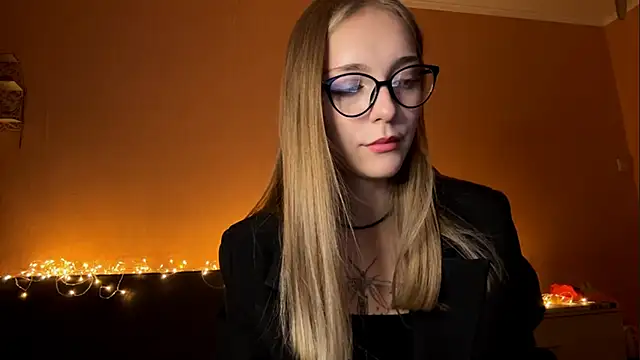 EvaPeace online show from October 2025 05:00:01 PM