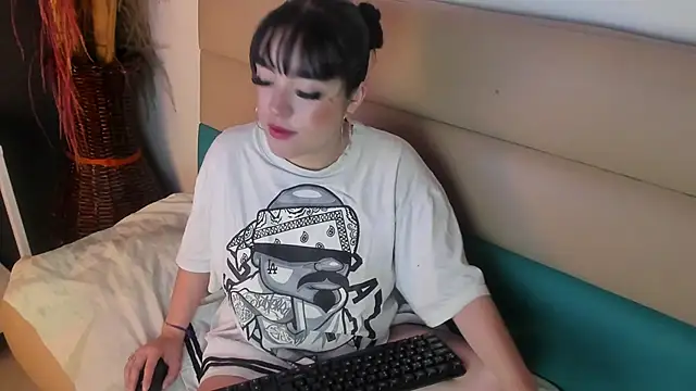 bubble  angel   online show from December 2025 11:41:02 AM