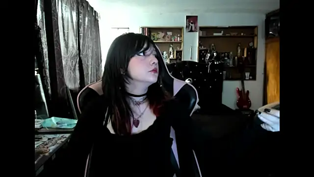 Maki Zein  online show from December 2025 07:56:02 PM