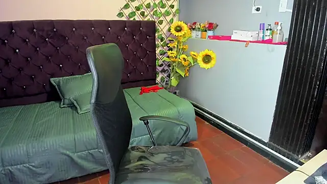 Yaluz Naugthy online show from February 2026 01:42:02 PM