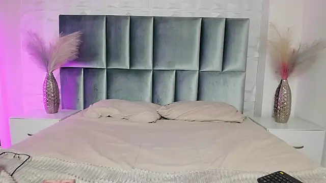 HollyPeach online show from March 2026 07:30:02 PM