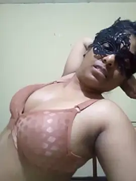 Expose Queen online show from February 2026 05:22:02 PM