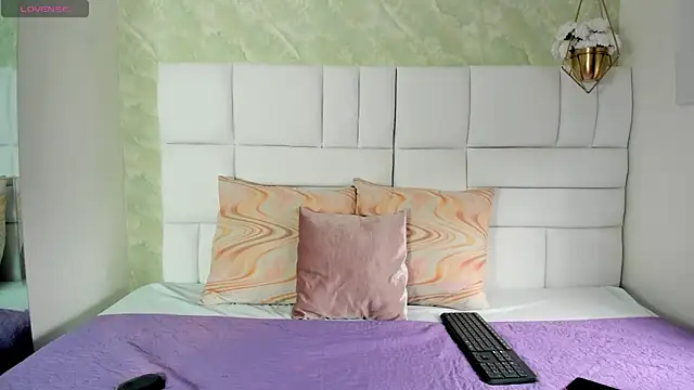 denisse khan online show from April 2026 10:14:02 PM