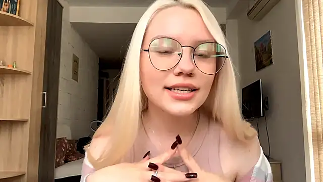 Snapshot of LupeLewitt chatting on October 2025 12:39:02 PM LupeLewitt online show from October 2025 12:39:02 PM