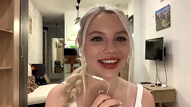 Snapshot of LupeLewitt chatting on October 2025 04:09:02 PM LupeLewitt online show from October 2025 04:09:02 PM