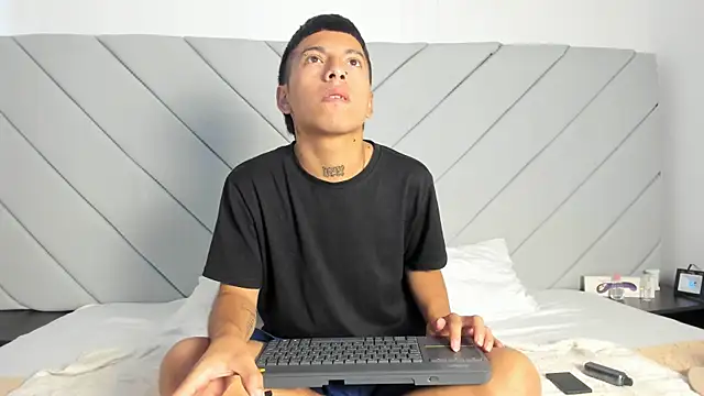 little kris1 online show from October 2025 12:34:02 PM