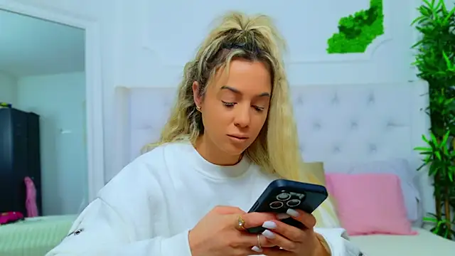 Snapshot of AriannaSins chatting on January 2025 01:00:02 PM AriannaSins online show from January 2025 01:00:02 PM