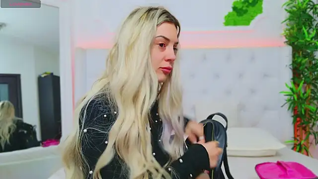 Snapshot of AriannaSins chatting on January 2025 01:25:02 PM AriannaSins online show from January 2025 01:25:02 PM