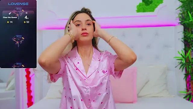 Snapshot of AriannaSins chatting on February 2025 01:27:01 PM AriannaSins online show from February 2025 01:27:01 PM