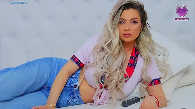 Snapshot of AriannaSins chatting on March 2025 04:13:02 PM AriannaSins online show from March 2025 04:13:02 PM