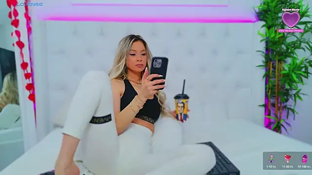 Snapshot of AriannaSins chatting on March 2025 04:38:02 PM AriannaSins online show from March 2025 04:38:02 PM