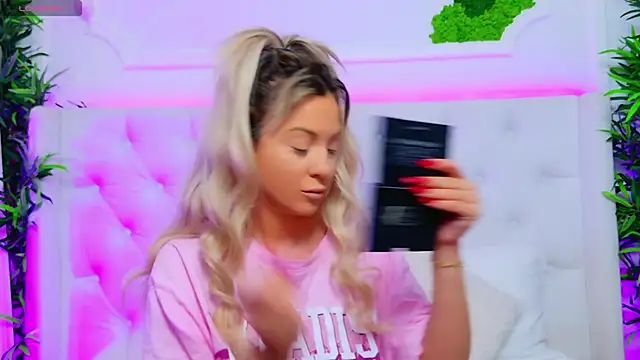 AriannaSins online show from November 2025 01:06:01 PM