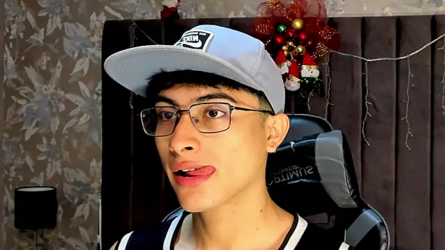 Aaron Eze online show from December 2025 09:00:01 PM