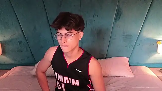 Aaron Eze online show from February 2026 08:37:02 PM