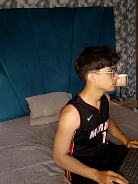 Aaron Eze online show from February 2026 09:04:01 PM