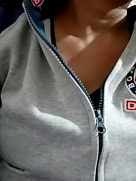 Vanshika1432 online show from December 2025 09:51:01 AM