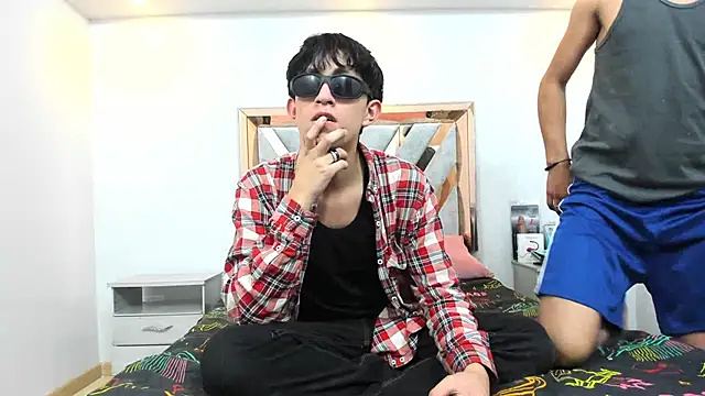 hoot booys  online show from November 2025 08:08:02 PM