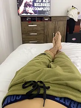 leozin01 online show from November 2025 09:50:02 PM