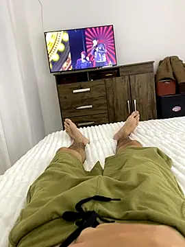 leozin01 online show from November 2025 12:00:01 AM