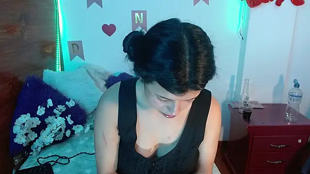 petite coral online show from December 2025 04:34:02 PM