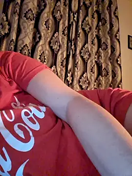 Snapshot of Ariana381 chatting on November 2025 09:25:02 PM Ariana381 online show from November 2025 09:25:02 PM