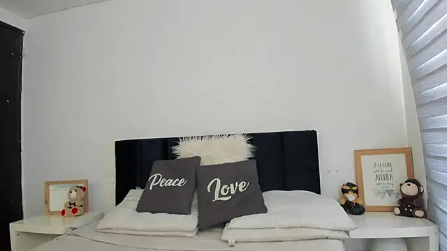 Snapshot of melanie_roux__ chatting on July 2026 12:20:01 PM melanie roux online show from July 2026 12:20:01 PM