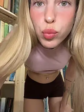 Snapshot of kira_mia chatting on May 2026 05:43:01 PM kira mia online show from May 2026 05:43:01 PM