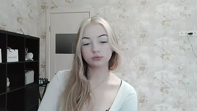 Snapshot of _LunaLush_ chatting on October 2025 06:25:02 AM LunaLush online show from October 2025 06:25:02 AM