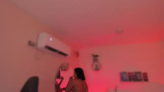 Snapshot of YariRose chatting on February 2026 01:30:02 PM YariRose online show from February 2026 01:30:02 PM