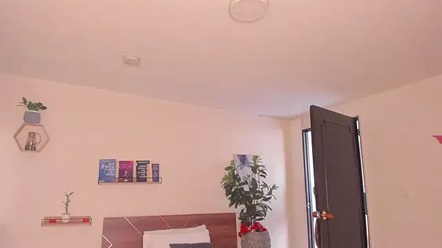 Snapshot of YariRose chatting on February 2026 01:44:02 PM YariRose online show from February 2026 01:44:02 PM