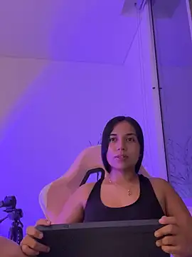 aly nicols online show from December 2025 06:20:01 AM