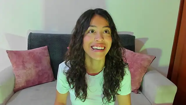 emily jonessxx online show from November 2025 06:50:01 PM