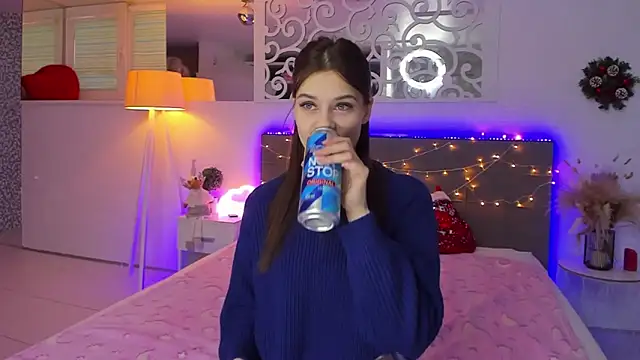 LuisaClover online show from December 2025 01:16:02 PM