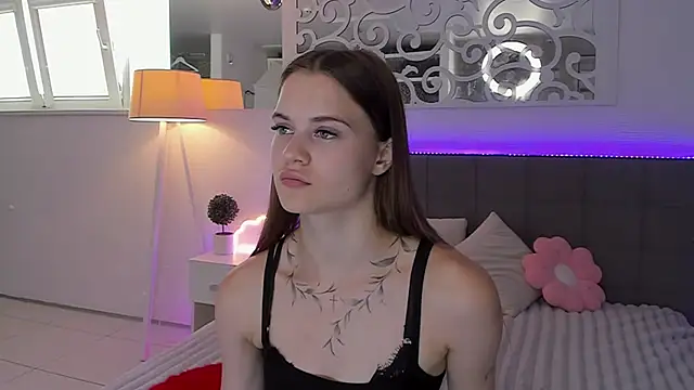 LuisaClover online show from July 2026 12:19:01 PM