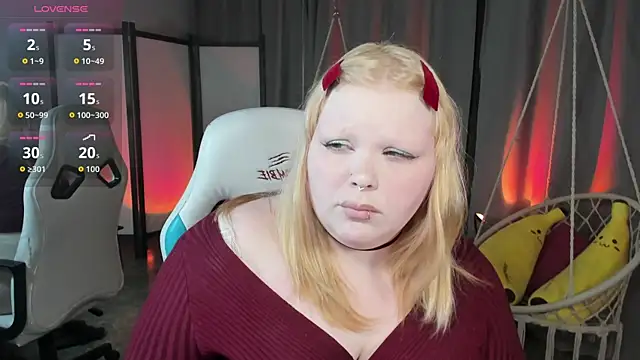 Snapshot of LottieReed chatting on May 2026 09:14:01 AM LottieReed online show from May 2026 09:14:01 AM