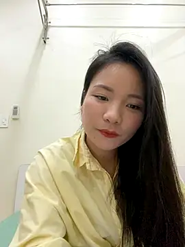 Bee Yellow00 online show from December 2025 04:33:02 AM