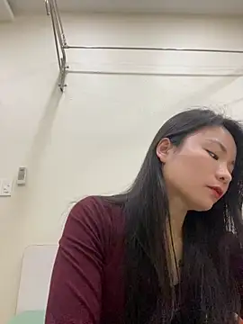 Bee Yellow00 online show from December 2025 04:18:02 AM